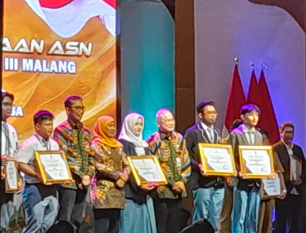 Pemberian penghargaan Gubernur Jawa Timur Ibu Khofifah Indar Parawansa atas Prestasi yang di dapat siswa SMKN 8 Malang pada even World Invention Competition and Exhibition (WICE)