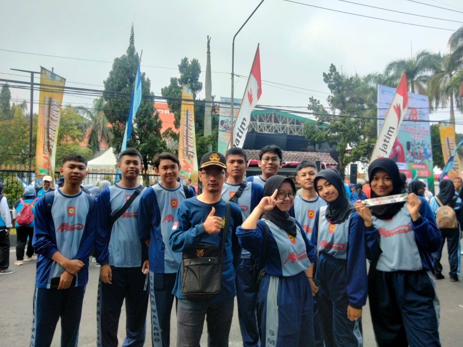 Siswa SMKN 8 Malang dengan semangat mengikuti Kegiatan Gerak Jalan Sehat Peringatan  HUT Provinsi Jatim ke 78 bersama Gubernur Jawa Timur Dr. Dra. Hj. Khofifah Indar Parawansa, M.Si.
